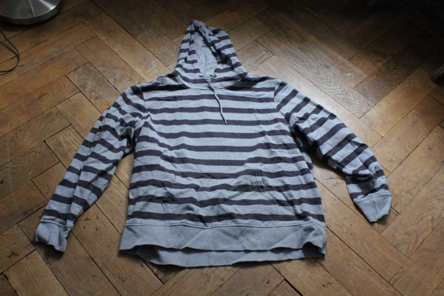 grau, blau gestreifter Kapuzenpullover
