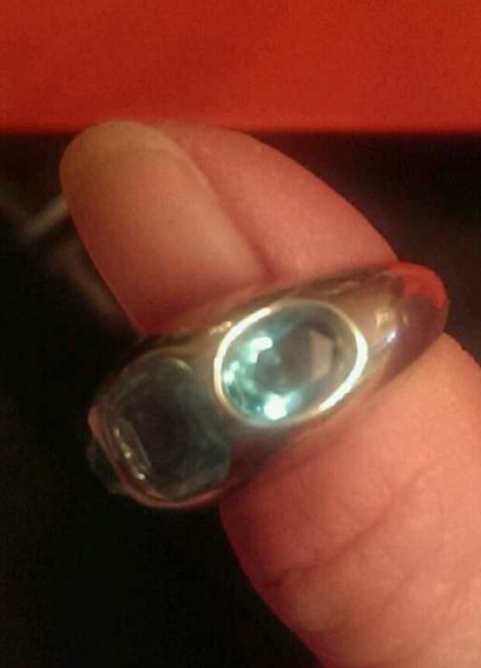 Ring mit hellblauen Steinen
