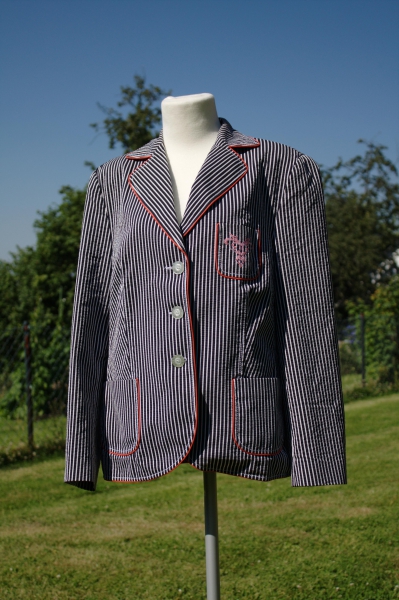 Sportlicher Blazer Delmod blau-weiß gestreift rote Einfassung Stickmotiv Taschen