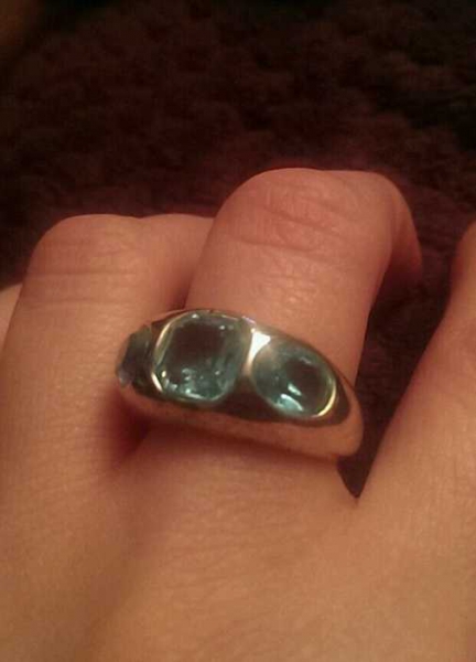 Ring mit hellblauen Steinen