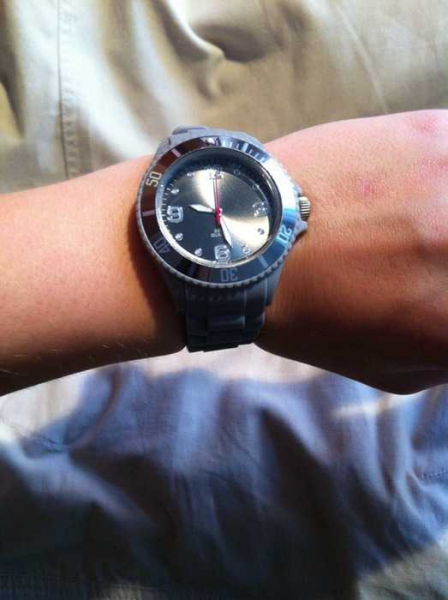 neue graue Uhr