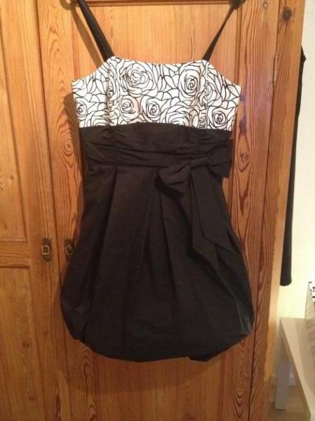 schwarz weißes Abendkleid