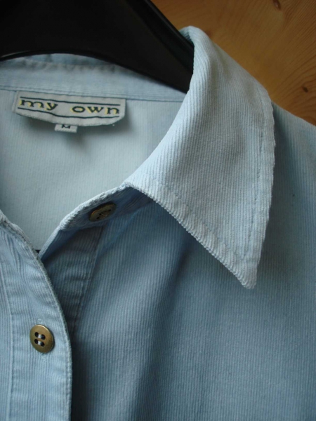 hellblaue Bluse aus Feincord