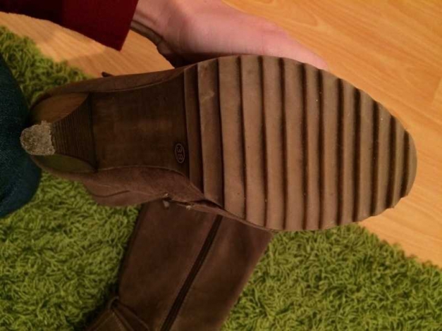olivfarbene Stiefel