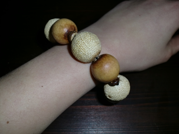 Armband aus hellen Holzkugeln