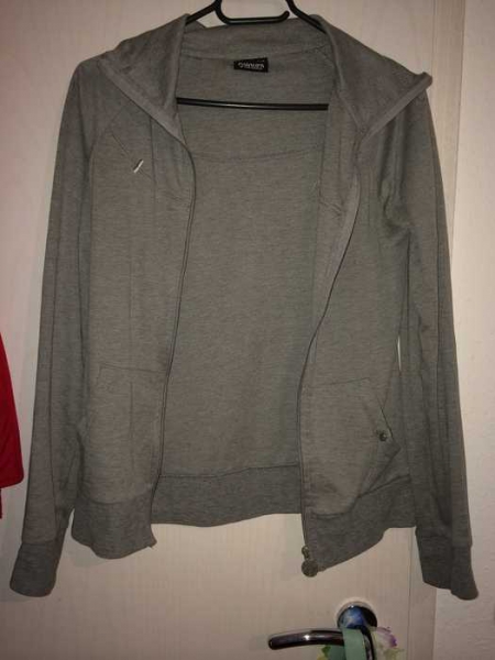 graue Strickjacke