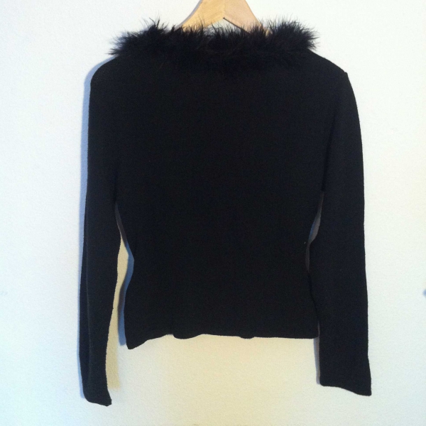 Schwarzer Pullover mit 