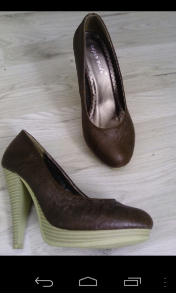 Braune hohe Schuhe