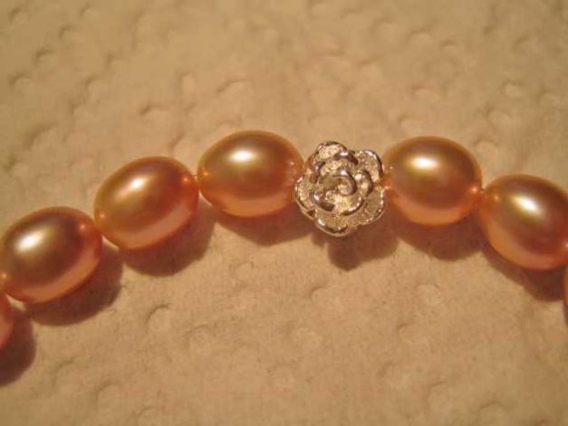 Armband Süßwasserperlen oval 6-7mm lachsfarben mit Rose 925er Silber