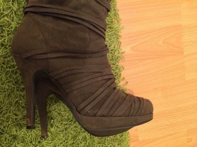 braune Winterstiefel mit Bändern