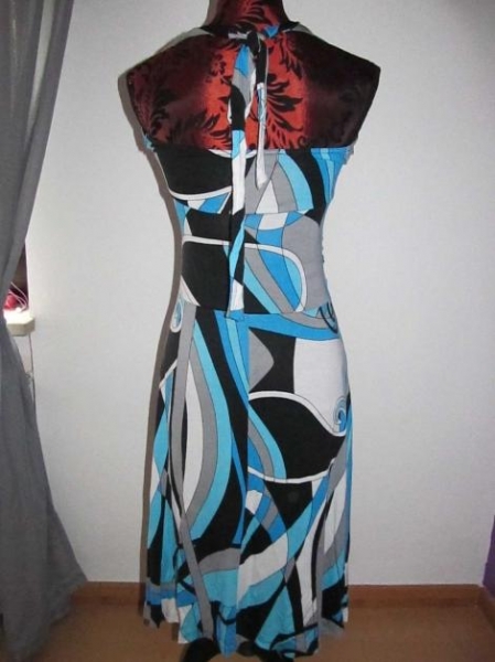 gemustertes Neckholderkleid