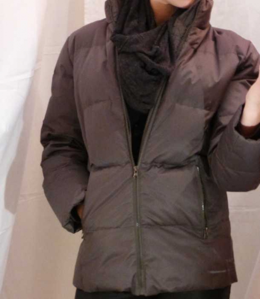 Dunkle Daunenjacke