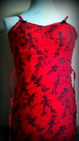 teuflisch sexy: rotes Skull-Kleid
