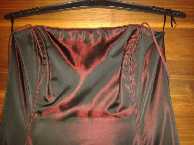 Schönes Abendkleid in rot- schwarzem Metalliclook