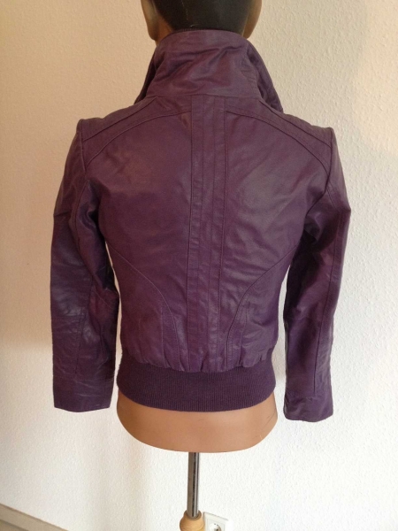 Only / Hingucker: lila Lederjacke