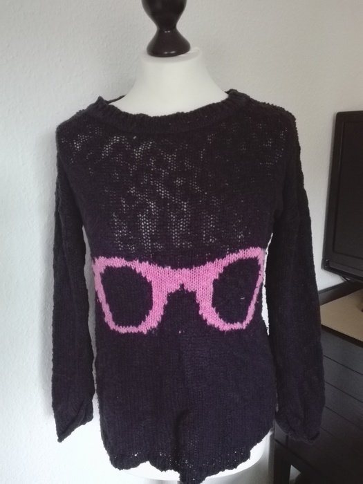 Dunkelblauer Strickpullover mit Pinker Brille