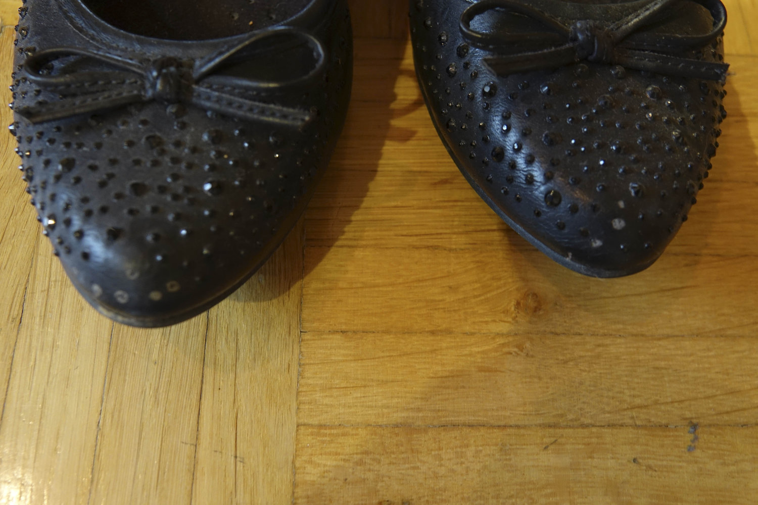 Schwarze Ballerinas mit Steinen