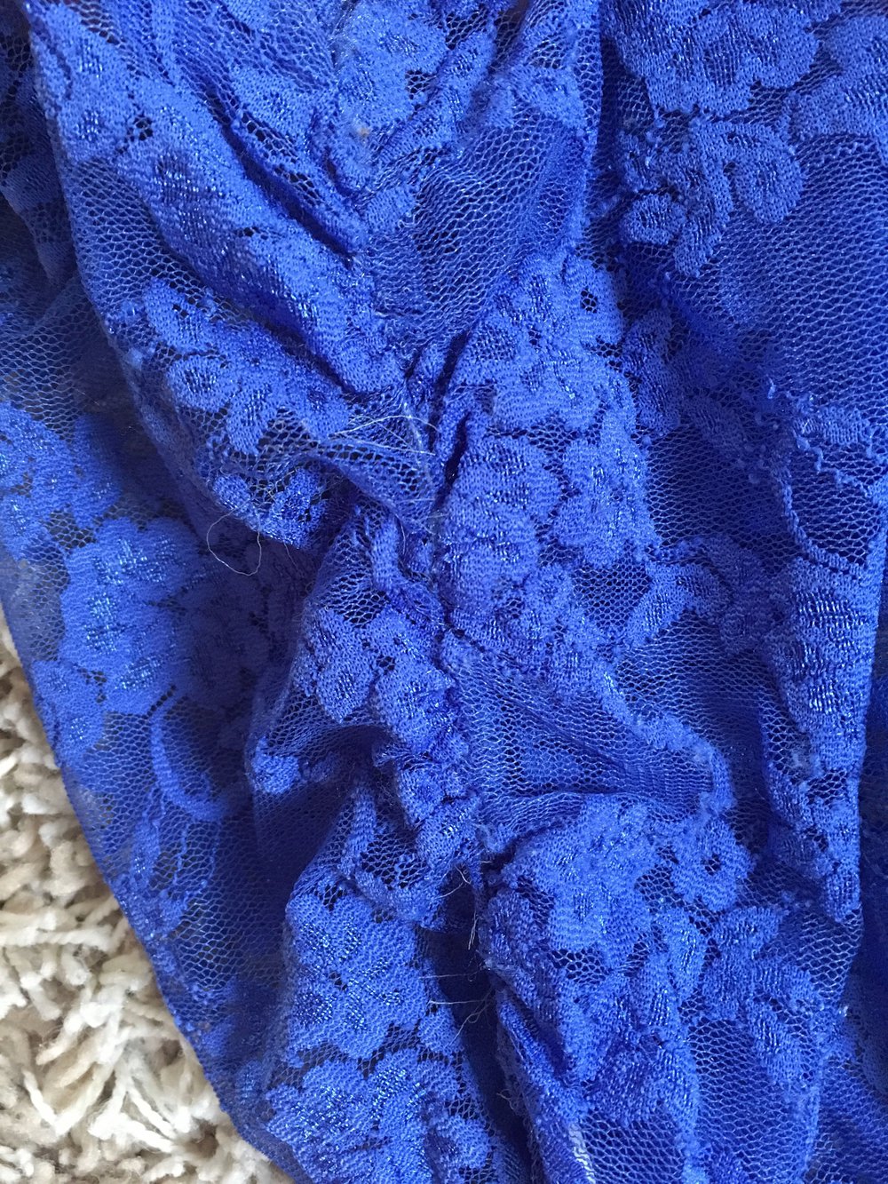 Tanktop Spitze Top Bluse Hemd Shirt Oberteil blau  34 XS Tally Weijl

Tolles Tanktop aus Spitze
knallige Farbe
wird über einem weißen oder unifarbenem Tanktop getragen
kann man aber auch am Strand über das Bikintop ziehen
es wurde gerne getragen und 