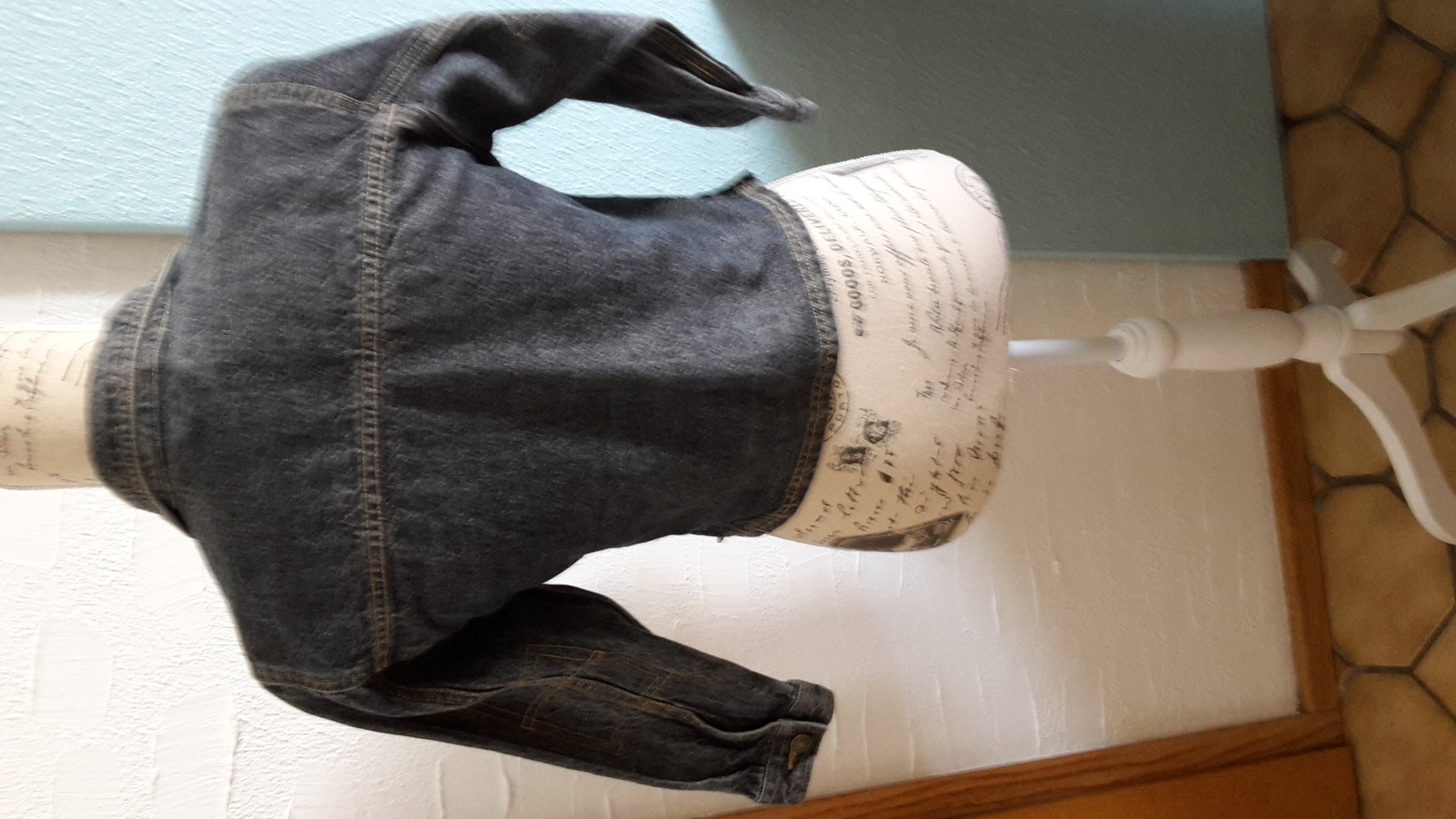 dunkelblaue Jeansjacke 128, XS, mit vielen Applikationen ten club unisex
