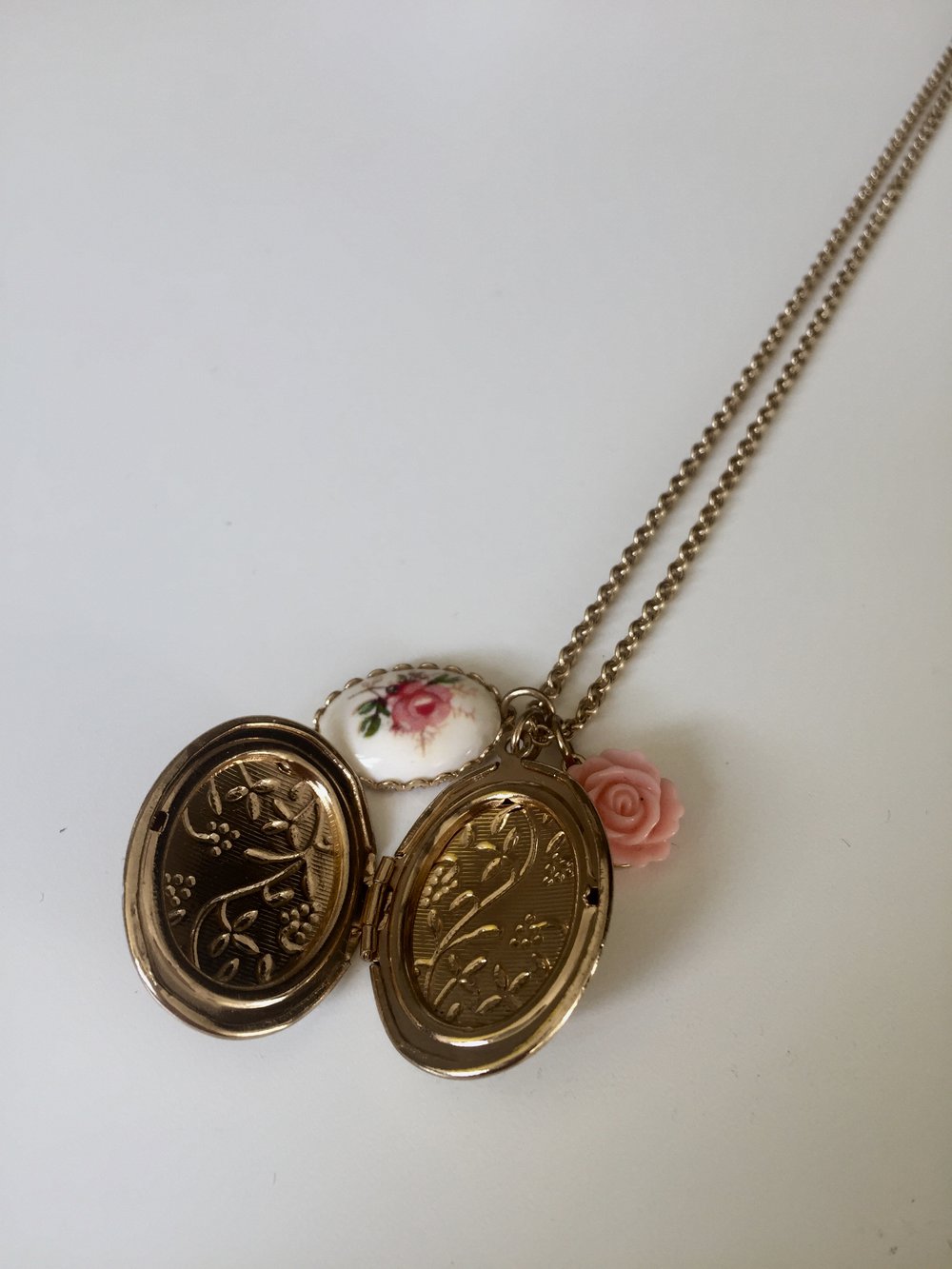 Kette mit aufklappbarem Medaillon