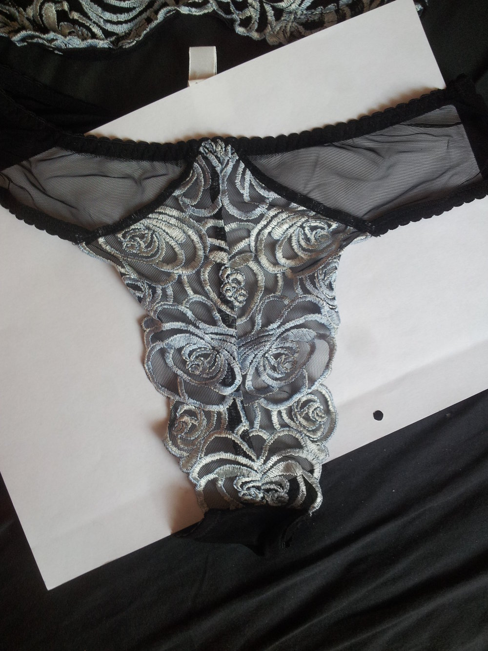 Magali, schwarz blau bestickt, slip 40 BH 75A