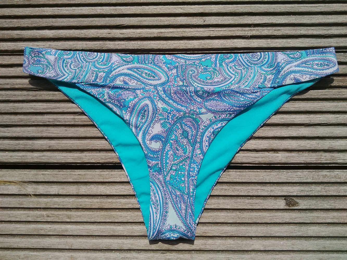 Bikinihöschen in bläulichem Paisley Muster