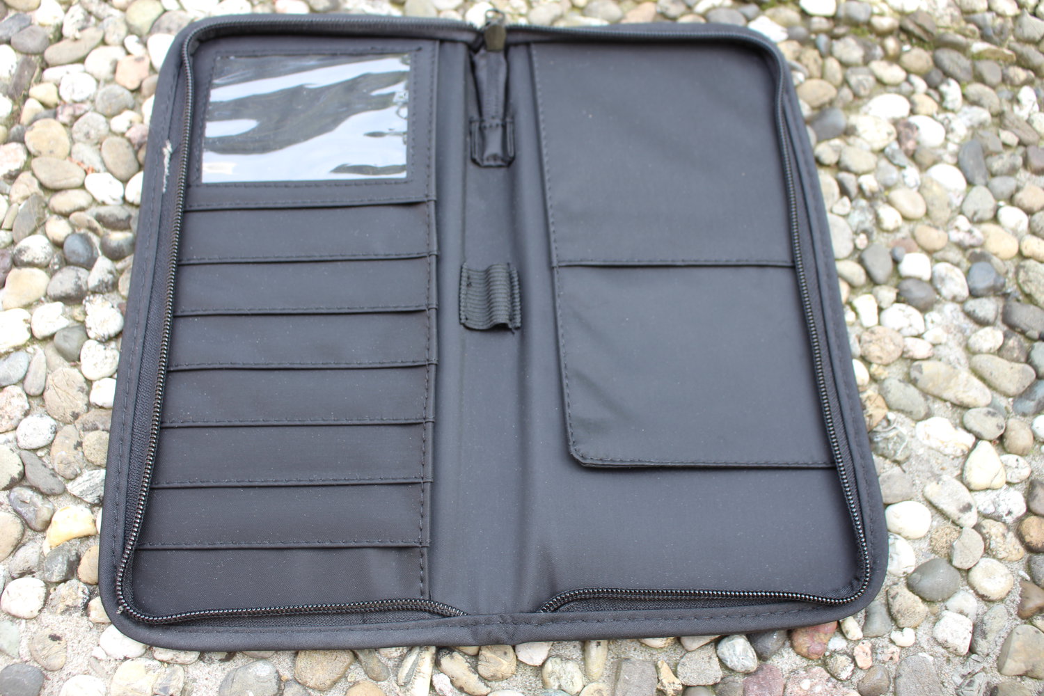 Schwarze praktische Clutch