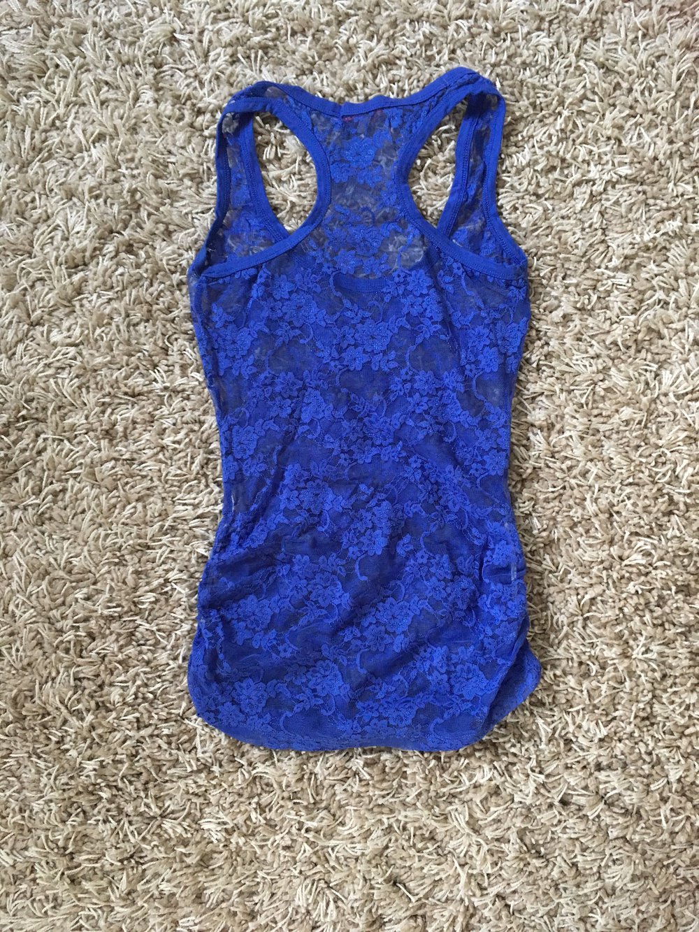 Tanktop Spitze Top Bluse Hemd Shirt Oberteil blau  34 XS Tally Weijl

Tolles Tanktop aus Spitze
knallige Farbe
wird über einem weißen oder unifarbenem Tanktop getragen
kann man aber auch am Strand über das Bikintop ziehen
es wurde gerne getragen und 