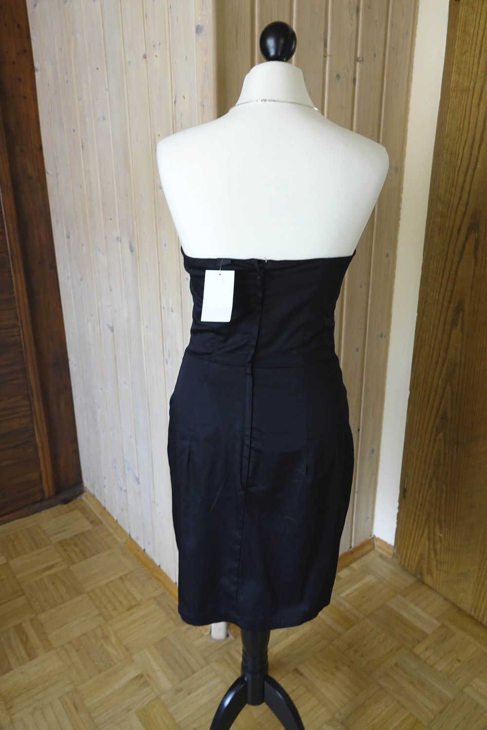 Schwarzes klassisches Kleid, Schulterfrei