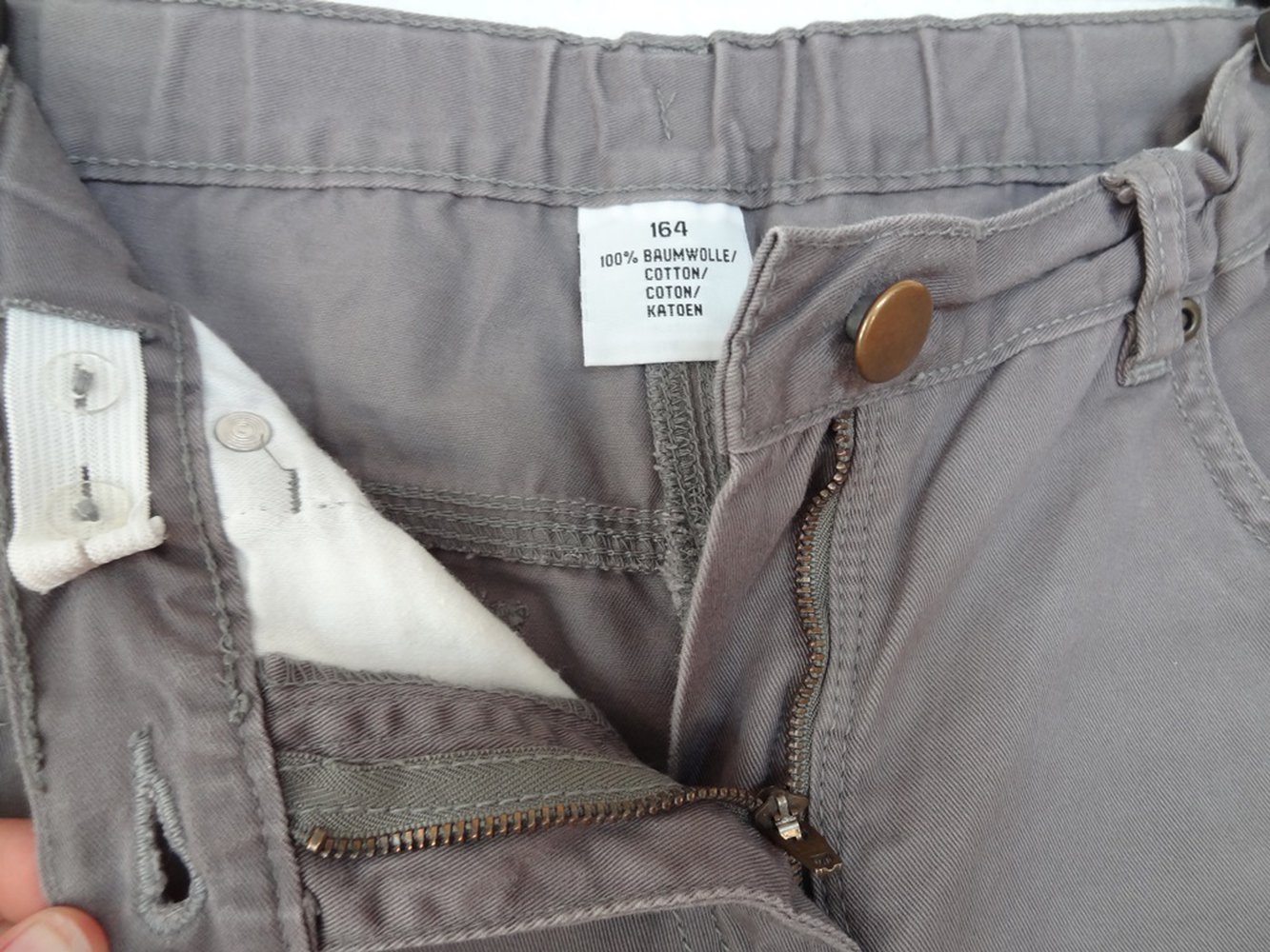 Graue Hose mit Taschen
