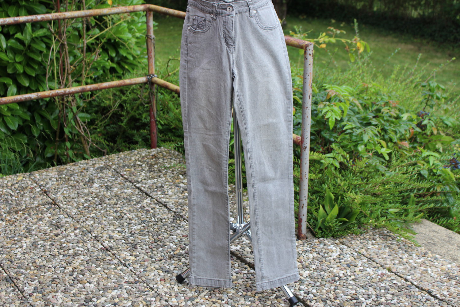 graue Röhren Jeans