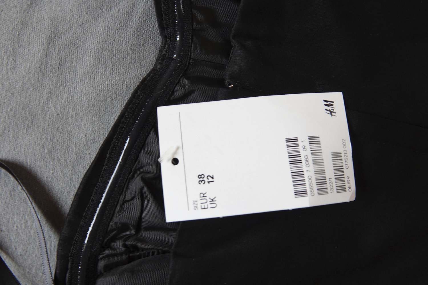 Schwarzes klassisches Kleid, Schulterfrei