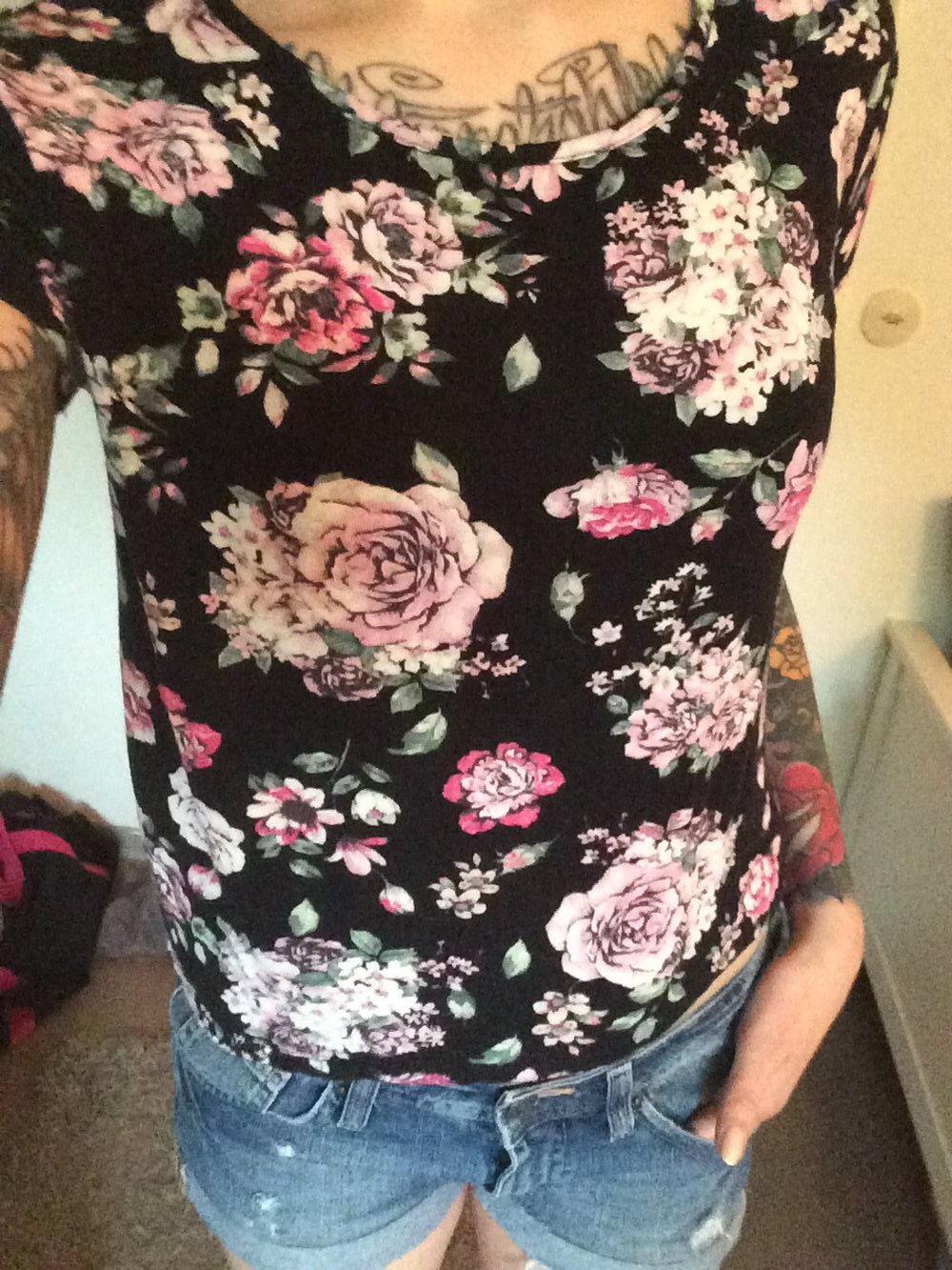Shirt mit Rosen, schwarz Größe S Amisu