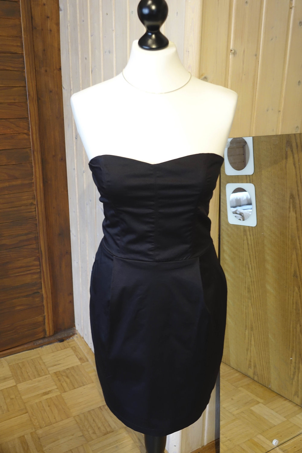 Schwarzes klassisches Kleid, Schulterfrei