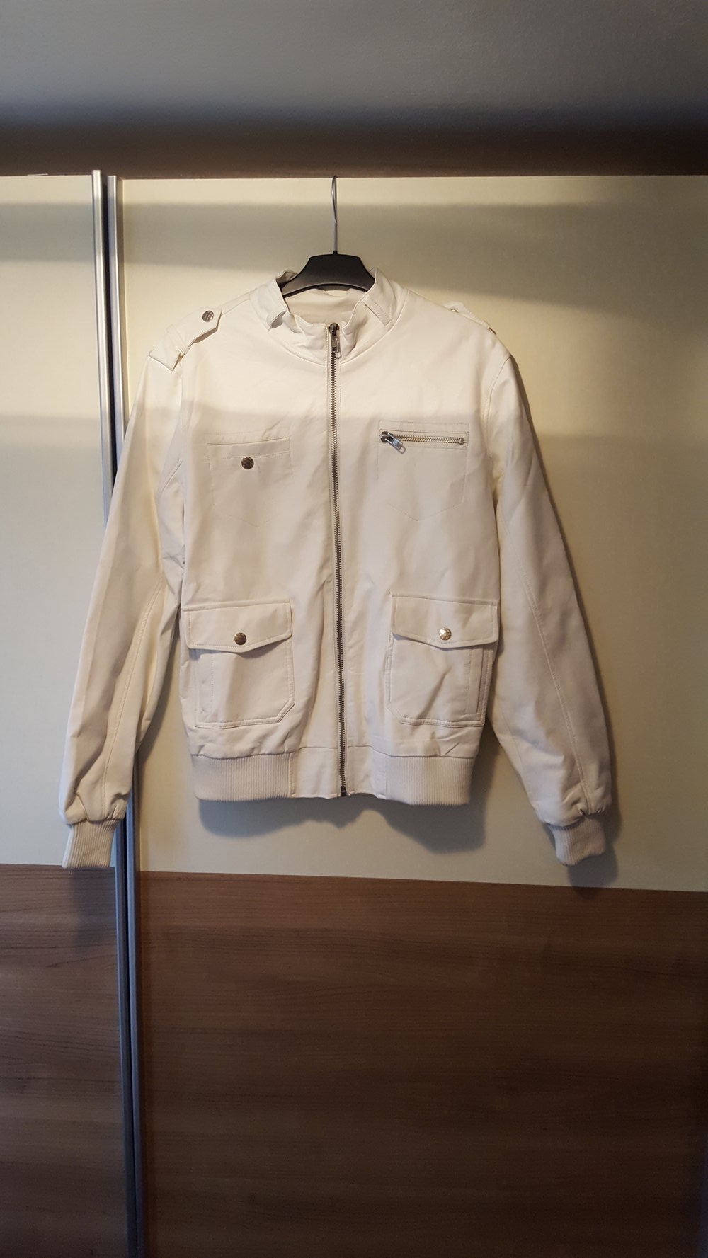 Weiße Lederjacke
