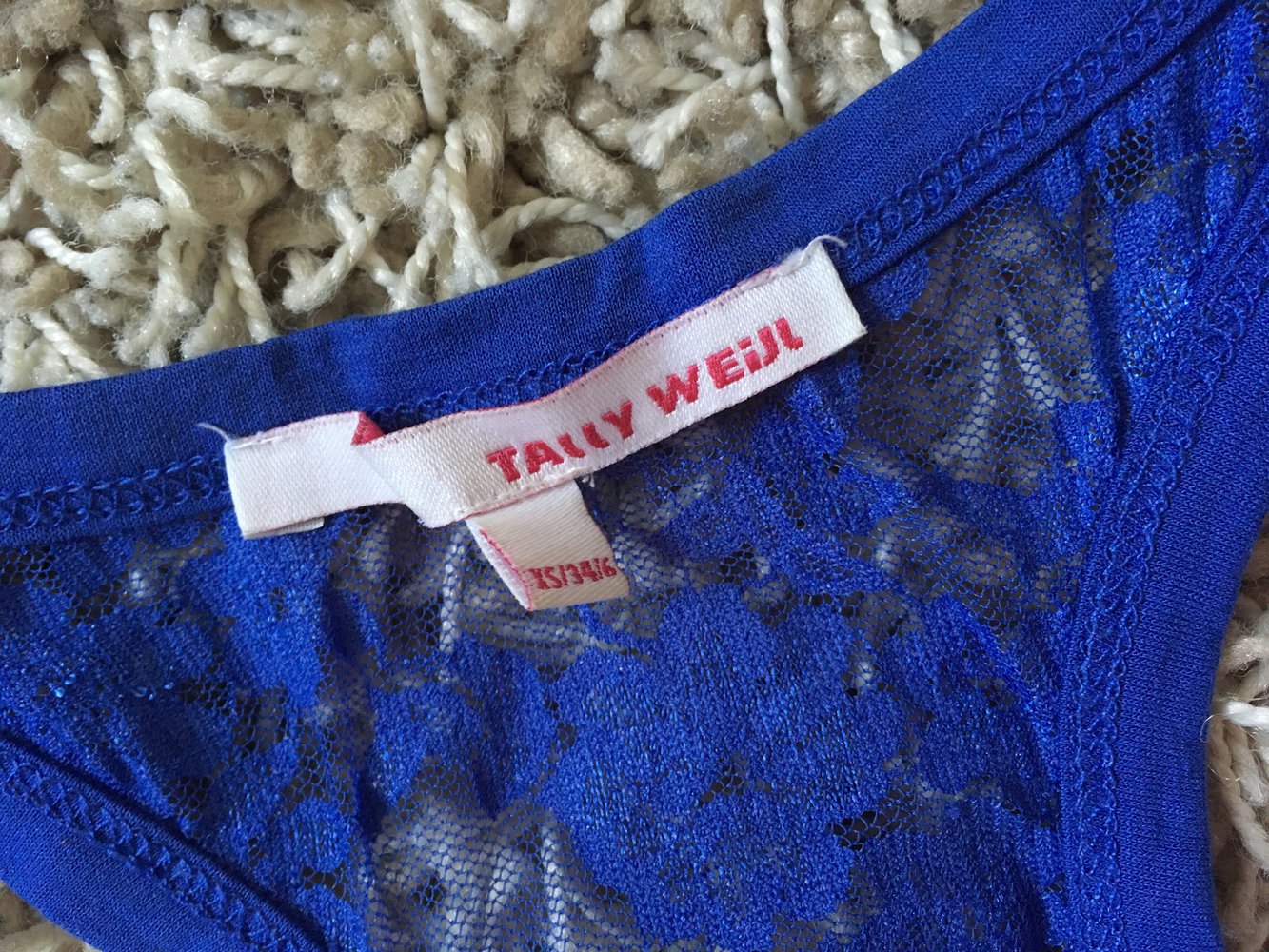 Tanktop Spitze Top Bluse Hemd Shirt Oberteil blau  34 XS Tally Weijl

Tolles Tanktop aus Spitze
knallige Farbe
wird über einem weißen oder unifarbenem Tanktop getragen
kann man aber auch am Strand über das Bikintop ziehen
es wurde gerne getragen und 