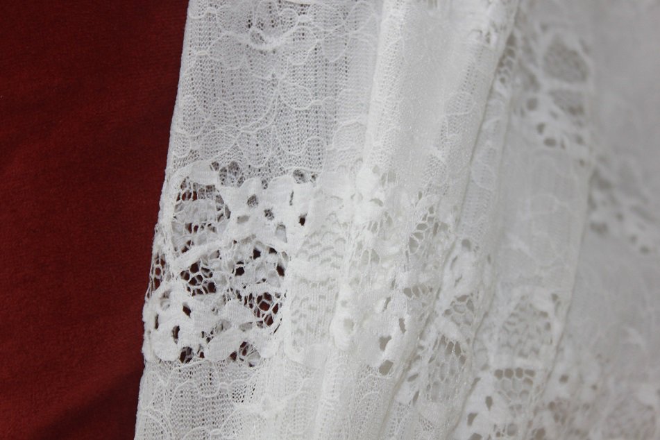 Skaterkleid aus weißer Spitze