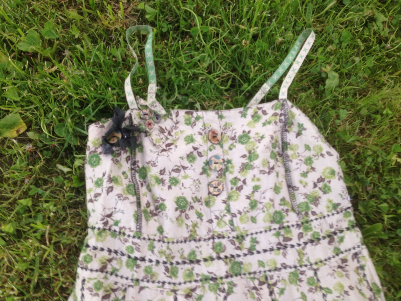 Besonderes Sommerkleid mit Blumen