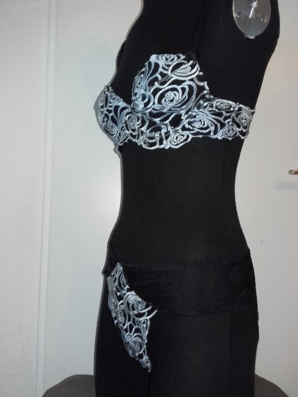 Magali, schwarz blau bestickt, slip 40 BH 75A