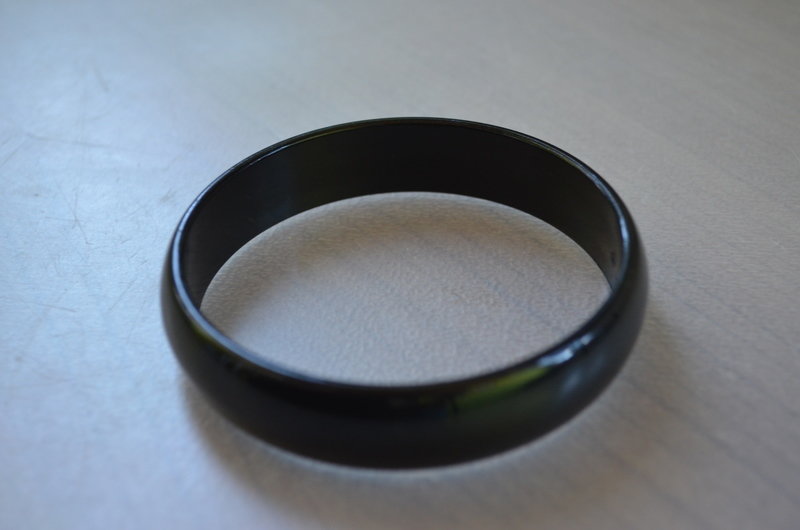 schwarzer Armreif