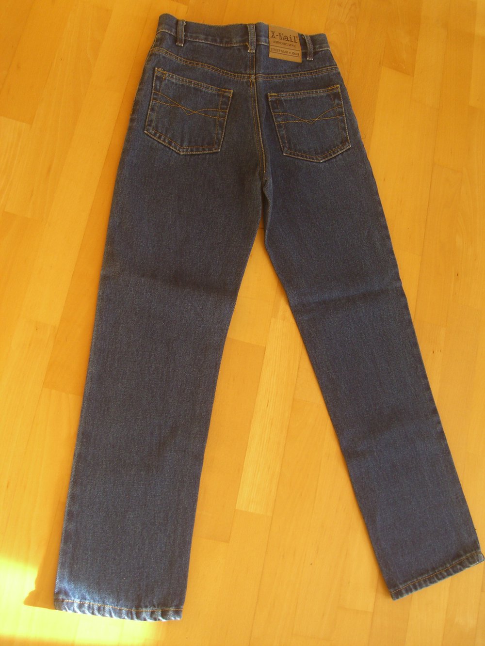 Dunkelblaue Jeans, neu