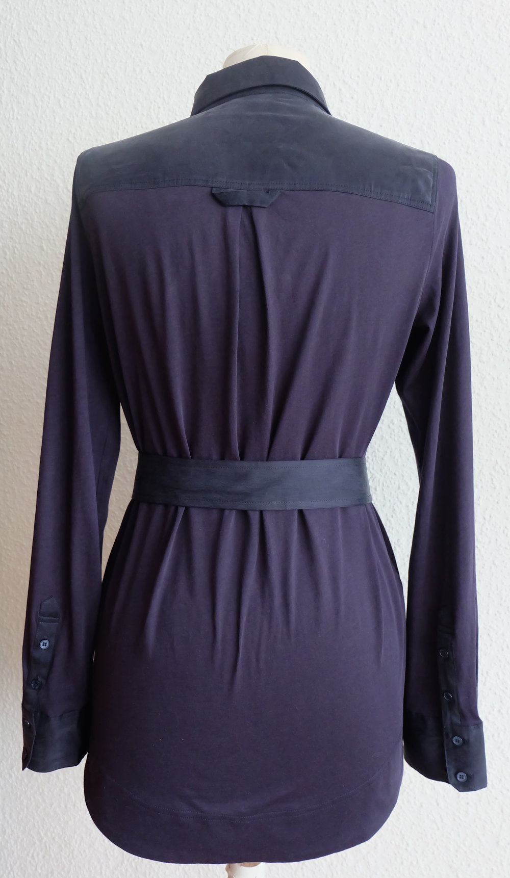 Nachtblaue Seiden Bluse mit Krawatte, Gürtel, Hemdkragen