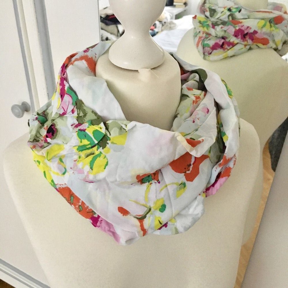 Loop Schlauchschal weiß bunte Blumen