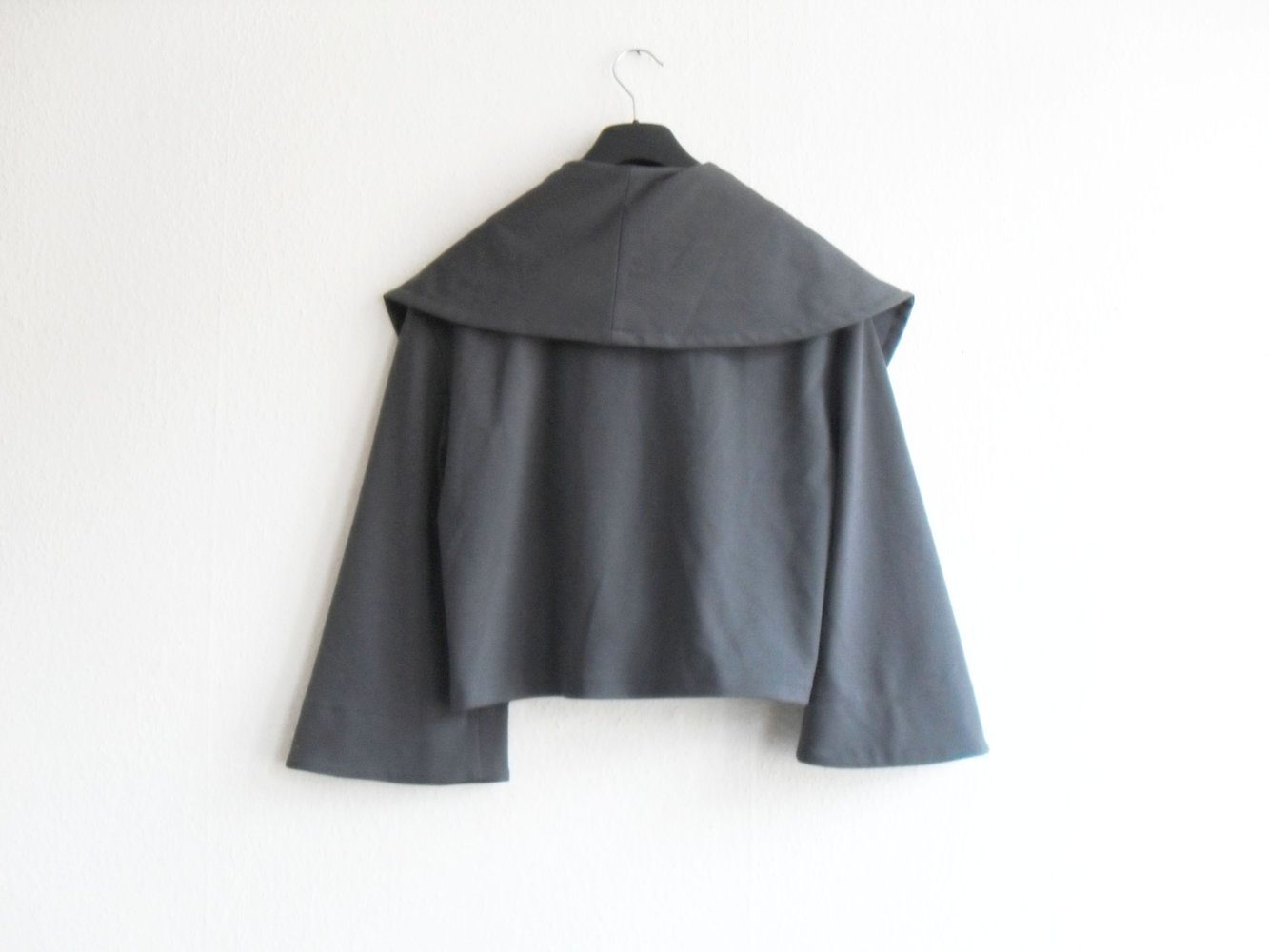 Postapokalyptisches Kurzjäckchen Gr. onesize anthrazit riesiger Kragen Cardigan