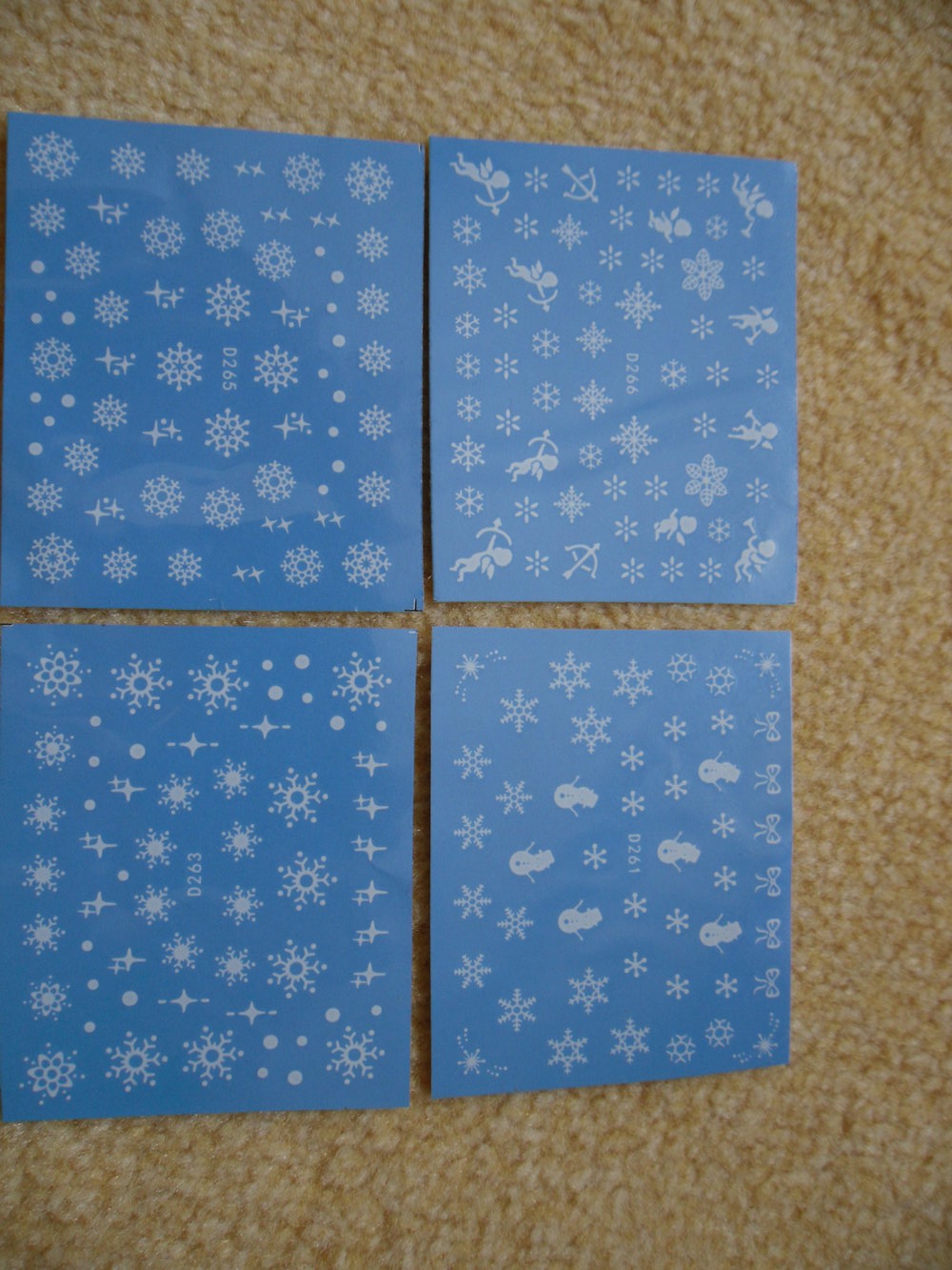 neu und unbenutz mit Schneeflocken, z.T. Engeln und Geschenken pro Bogen 0,20 € 