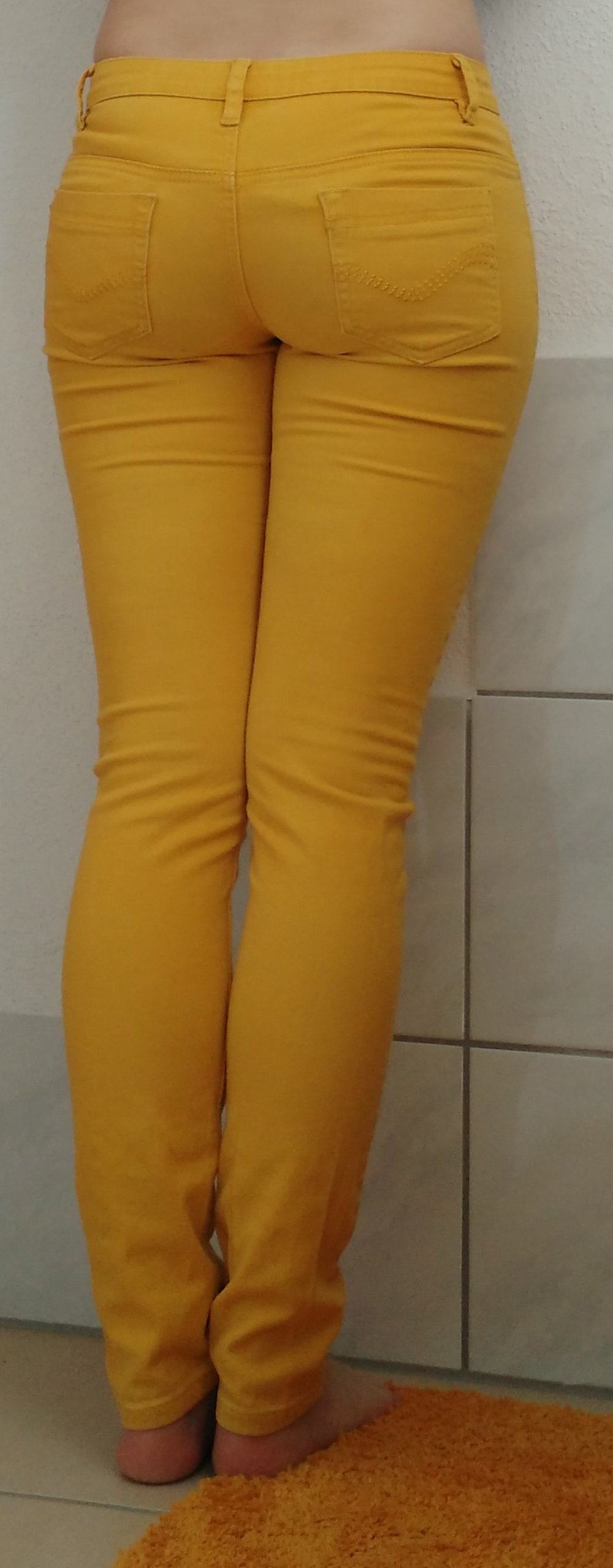 gelbe Jeanshose