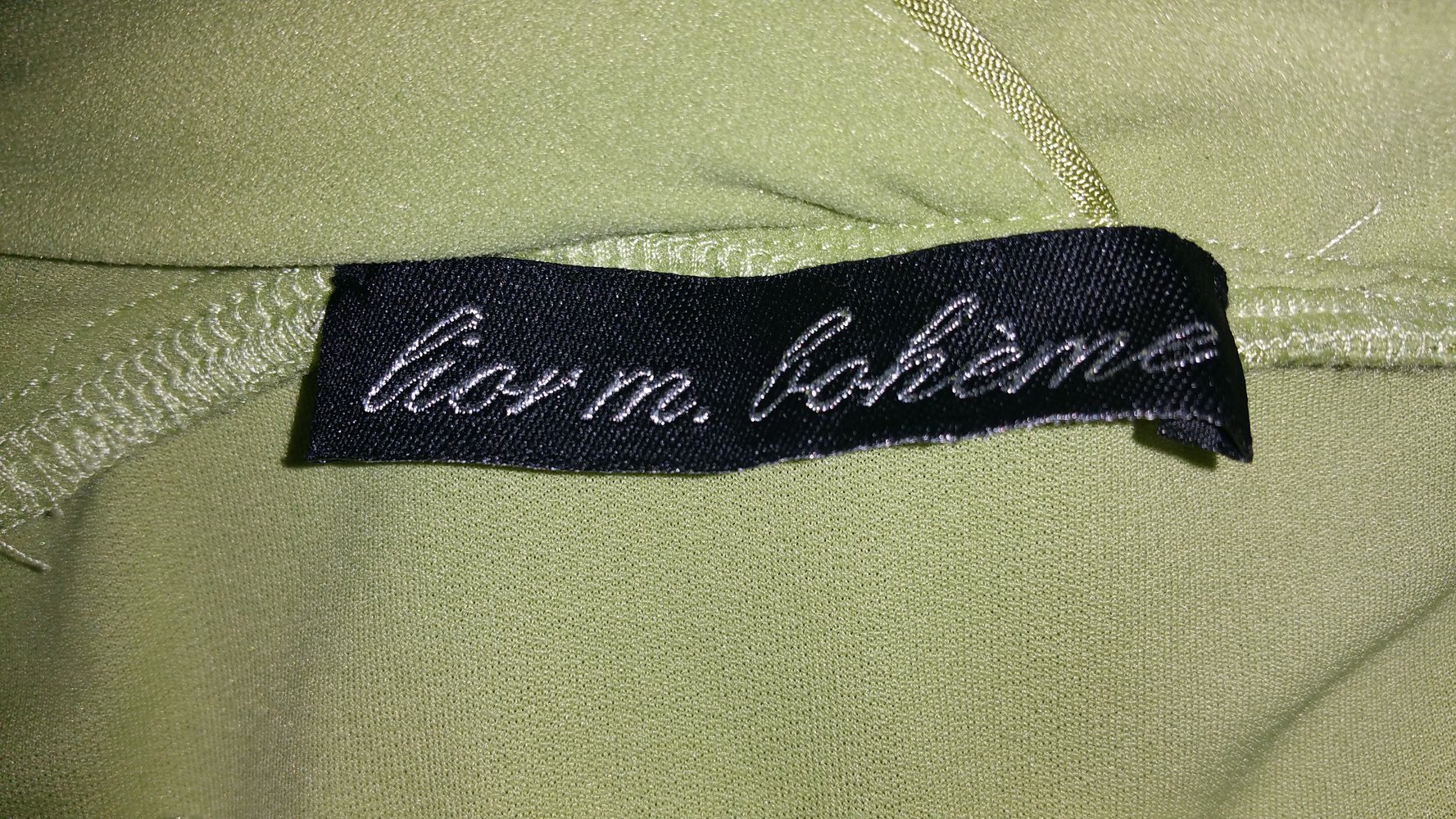 Grünes Kleid mit seitlicher Raffung