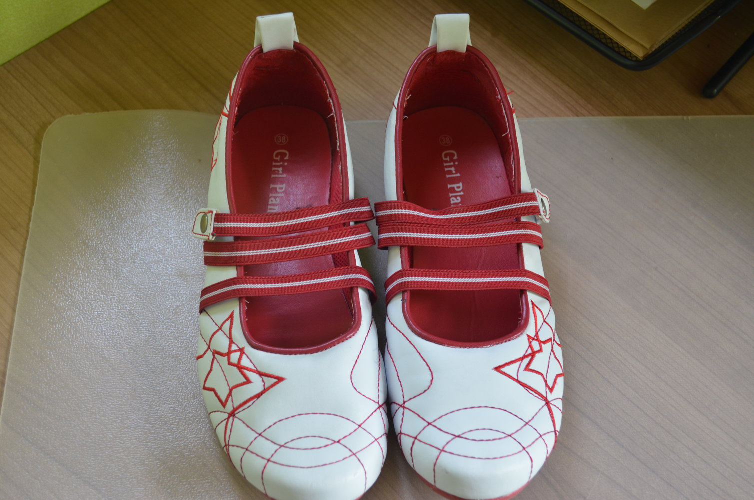 Weiß rote Ballerinas mit Sternen