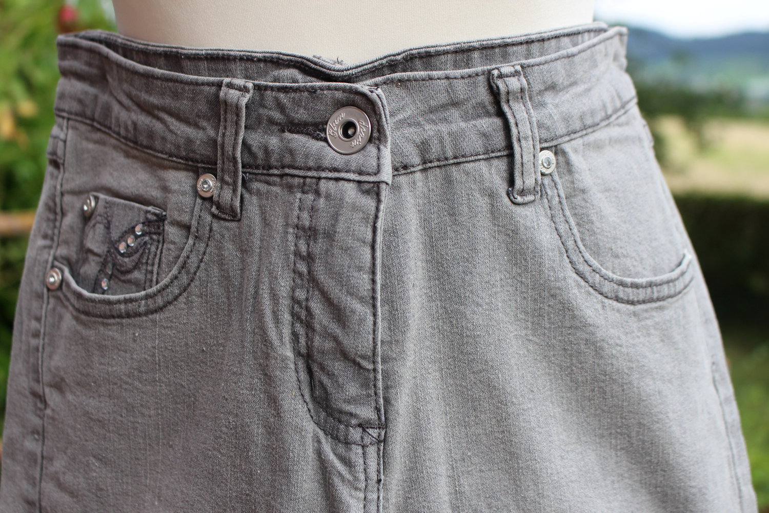 graue Röhren Jeans