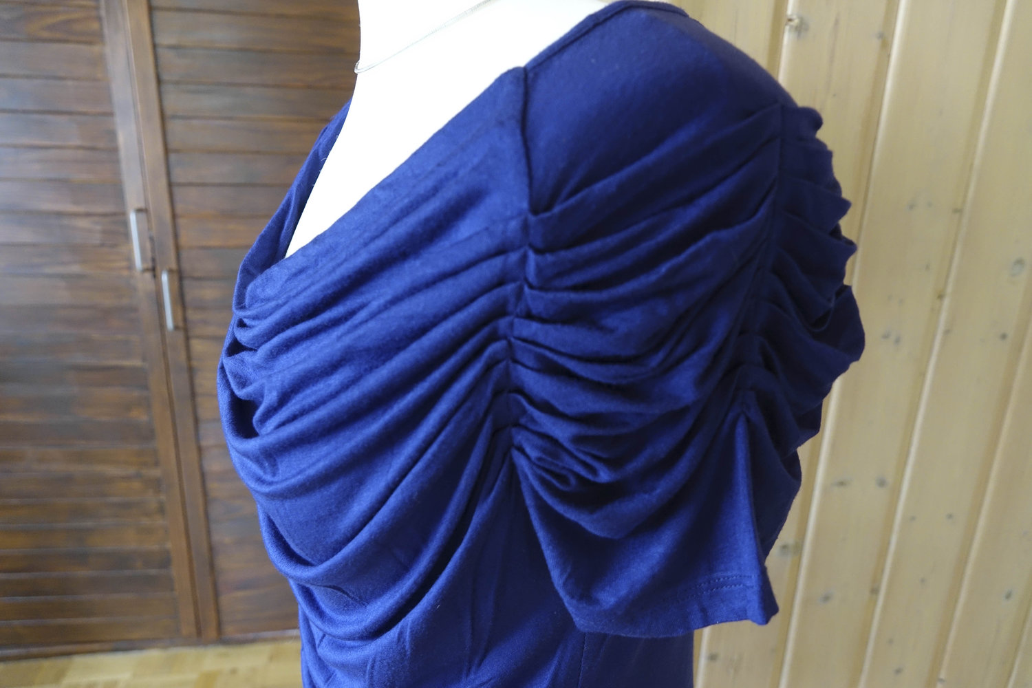 Schönes gerafftes T-Shirt in Blau
